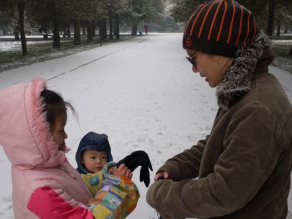 冻手了
刚下完雪，感觉非常冷，玩了一会就冻手了。
