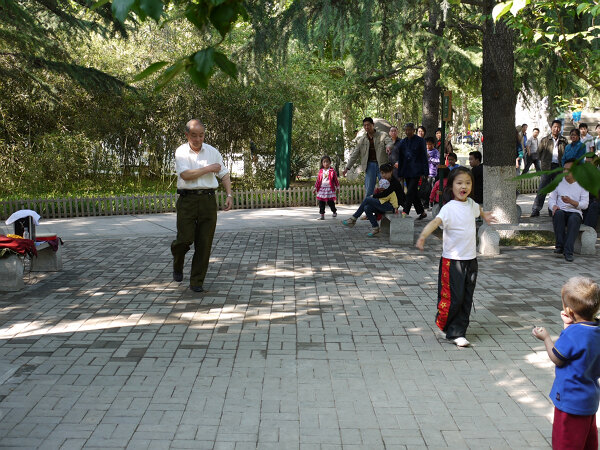 街头跳舞
要出公园的时候，一位老人家开着音箱，自娱自乐地跳舞，语馨技痒，跟着老头一起跳，引得游人纷纷给语馨照相。
