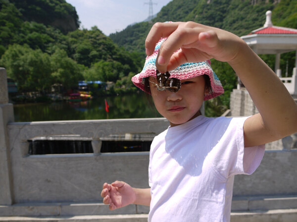 蝴蝶
端午节假期，遇上了好天气，到太白景区一游。进山的路上，有一个小庙和一片水，下车看看。这里的环境不错，很多蝴蝶飞舞，语馨抓了一只。
