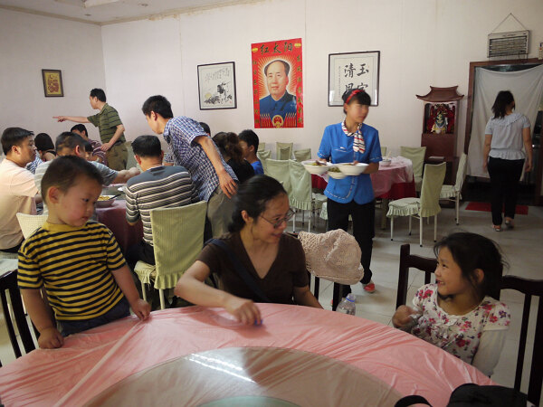 吃食堂
又到午饭时间了，正好路过“公社食堂”，食堂的大师傅不在，跑堂的只会煮面条。
