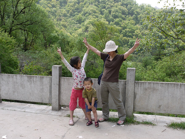 欢呼
真正进到了山里，大家欢呼的时候映辰显得莫名其妙。
