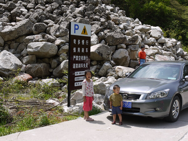 海拔2200米
开车沿着山路前行，坡大弯急，想着无限风光在险峰，坚持开上去，走啊走啊才发现，前面的路封死了，不然的话可以从山顶上绕到太白森林公园。最后的停车点海拔2200米，温度比山下低。
