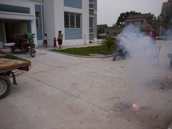 搬家庆典
搬了一天，累坏了，出去吃完晚饭，回来发现邻居家刚放了鞭炮，正好还有过年买的鞭炮，也入乡随俗地放了一挂。语馨和映辰很兴奋，不过一点着引信就远远地跑开了。
