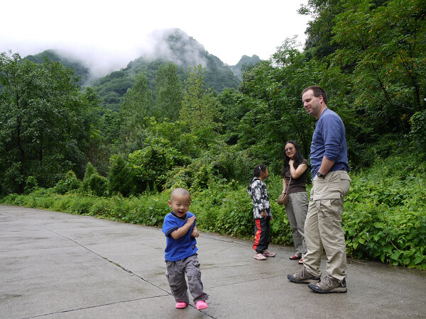 太白山国家森林公园
今天从杨凌出来的时候下雨，进了山里，雨居然停了，远处的山峰云雾缭绕，十分好看。
