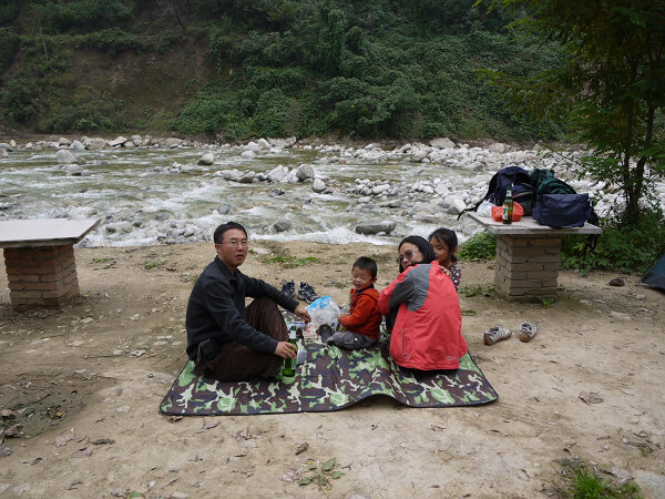 河边休闲
爬山失败后，发现中午吃得太多，只好在河边静坐消食。
