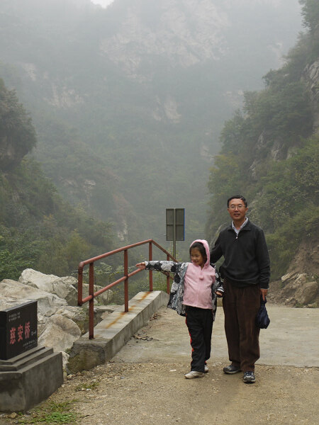 紫阁峪
计划在黎园坪多住几天，第二天开始下雨了，决定返回杨凌，途中偶然发现了紫阁峪，决定到此一游。从环山公路开进来，有好几处塌方的痕迹。
