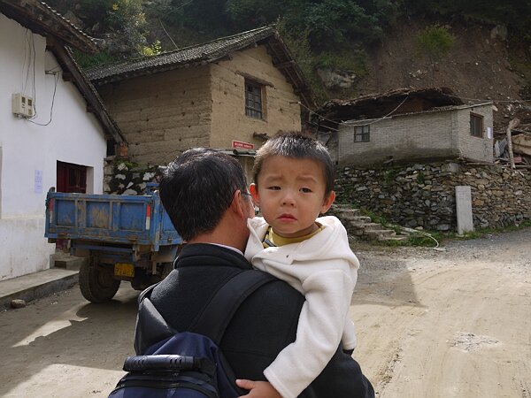 要哭了
沿着108国道慢悠悠地上了山，沿路很多塌方落石的痕迹，十分险要，到了一个通往安家岐的路口，我们决定步行进山。突然映辰莫名其妙地说爸爸打我了，后来越说越觉得是真的，竟然把自己感动哭了。
