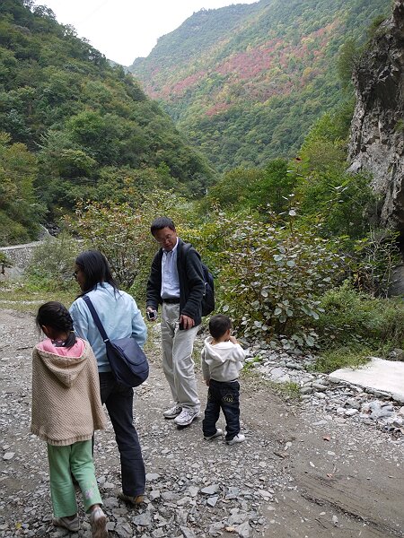 红叶
继续向安家岐方向行进，山路转了个弯，山腰上的一片红叶映入眼帘。估计再过几个星期，这里就会是漫山遍野的红叶。
