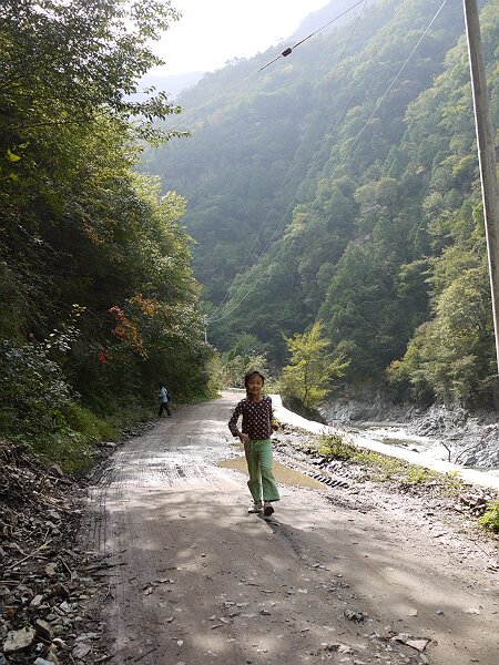 到了丢袜子的地方
语馨兴冲冲地跑过来找袜子。
