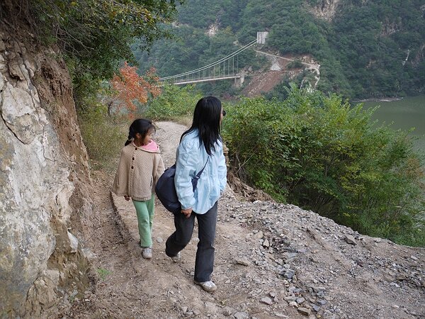 塌方的山路
从吊桥回来，和被困在桥头的山民聊天，山里依靠这条路的人有70多户，塌方的下面就是悬崖，估计这条路修通还需要一段时间。
