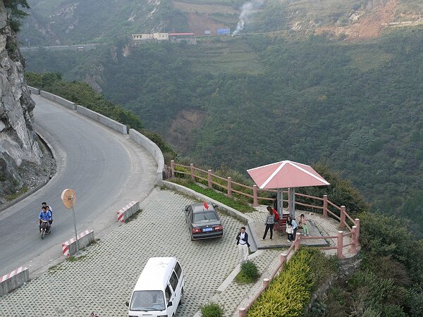 观景台全景
观景台边上有个小山包，爸爸爬上去照相。
