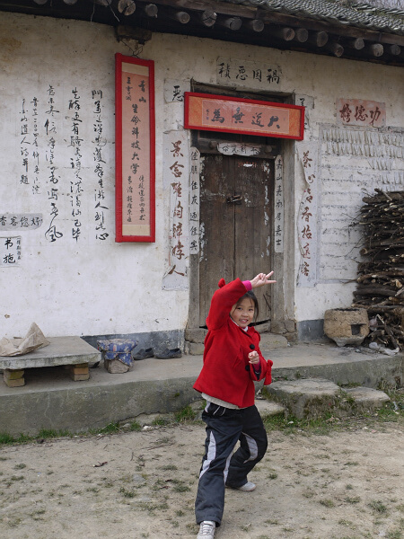 三宵洞
山里不少道教的道场，这是三宵洞，门旁挂着“生命科技大学”的牌子，再旁边贴着周至县反邪教办公室的宣传单。
