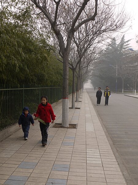 元旦游园会散了
我们出来得太晚，等走到秀山活动中心的时候，学生们正在收摊。语馨十分郁闷，并因此而肚子疼。
