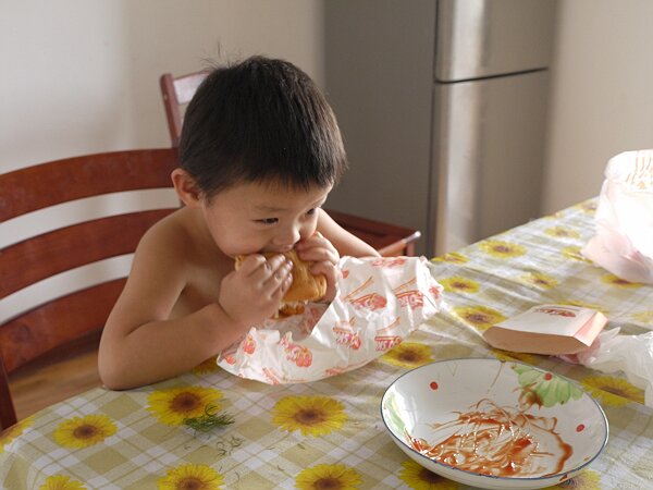 午饭
放假在家，吃的花样还不如幼儿园。今天实在没什么可吃的，就买了汉堡。（这些天在家都是一丝不挂）
