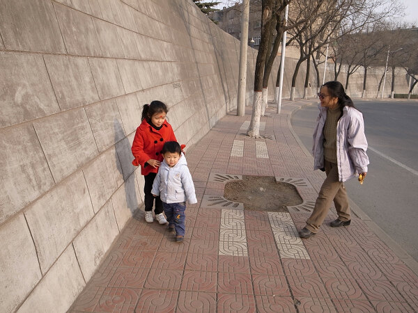 和弟弟汇合
语馨从学校回来，映辰也离开幼儿园，在路上汇合，然后到大学校园里玩一会儿。
