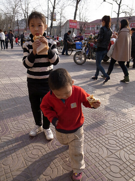 中国匹萨
有个摊儿上写着中国匹萨，语馨想尝一尝，其实就是烙饼。
