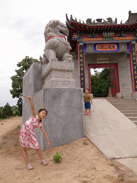 庙门
上面写着小灵山道观，里面介绍里说灵山老母就是观音菩萨，里面还供着西方三圣，所以也搞不清是佛是道。
