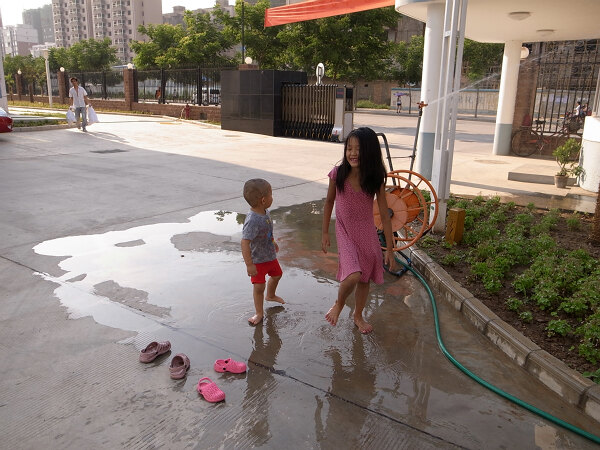 玩水
回家时发现浇地的喷头喷了一地的水。
