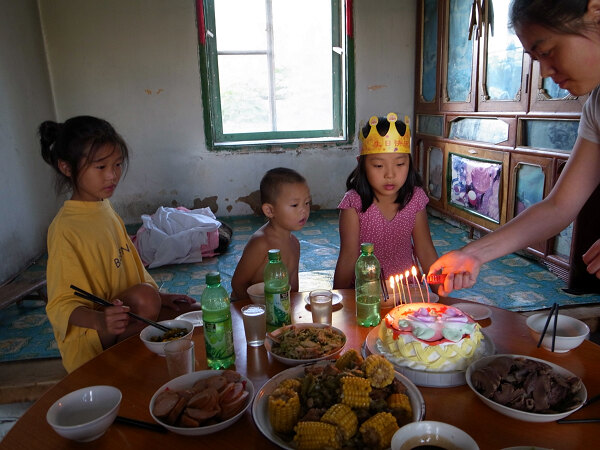 牧阳的生日
今年又赶上了牧阳姐姐的生日，大家等着吹蜡烛、吃蛋糕。
