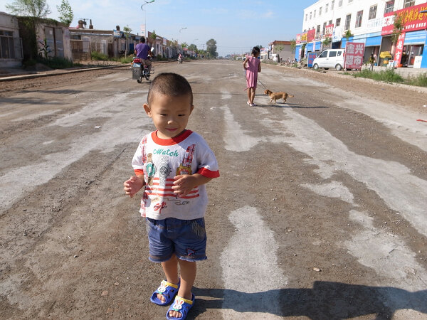 齐查公路
齐查公路通过巨宝镇这一段正在改造，路上没车，也没灰，沿着路到学校看看。
