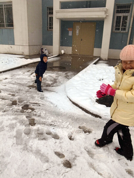 打雪仗
春节前终于下雪了，两个人刚出门就开始打雪仗。
