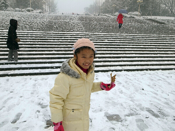 太滑了
五台山的台阶都是磨光的石头，下了雪之后非常滑，每个人都小心翼翼地走着。
