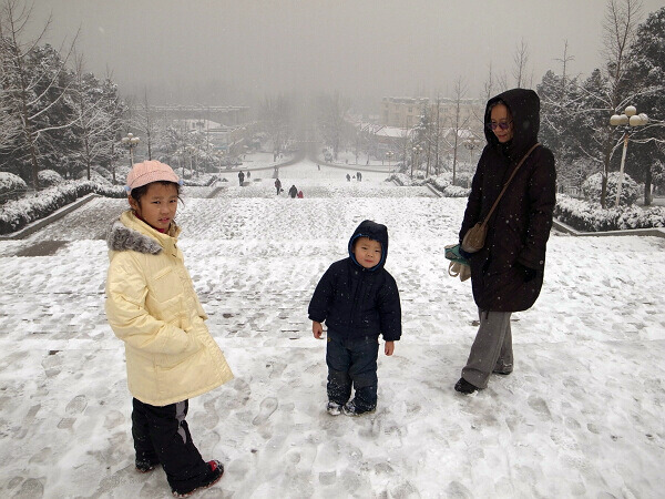 雪下大了
中午离开北校区，在五台山上远望杨陵镇，天空非常阴暗，看来雪还不小。
