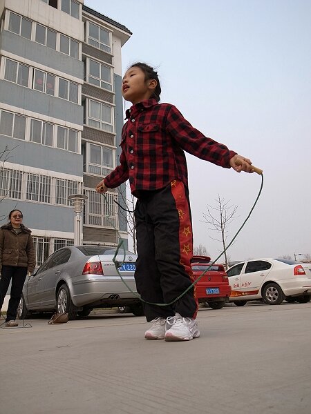 跳绳
语馨练习跳绳，又怕别人笑话，非常紧张。
