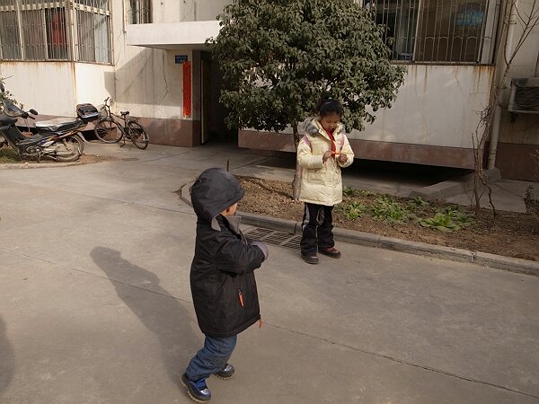 小饭桌
今天学校报到，顺便把小饭桌的钱交了，出来的时候大妈给每个人一块糖。
