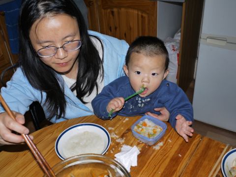 自己动手
在幼儿园养成了自己吃饭的良好习惯，在家里也要自助，结果吃得尘土飞扬。
